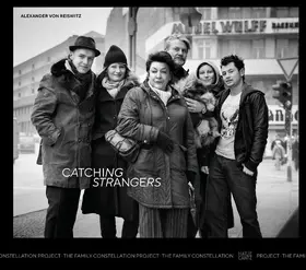 Barth / Koch / Kleeberg |  Alexander von Reiswitz: Catching Strangers. The Family Constellation Project – Inszenierte Porträts & Geschichten über Familie, Identität und Zufall | eBook | Sack Fachmedien